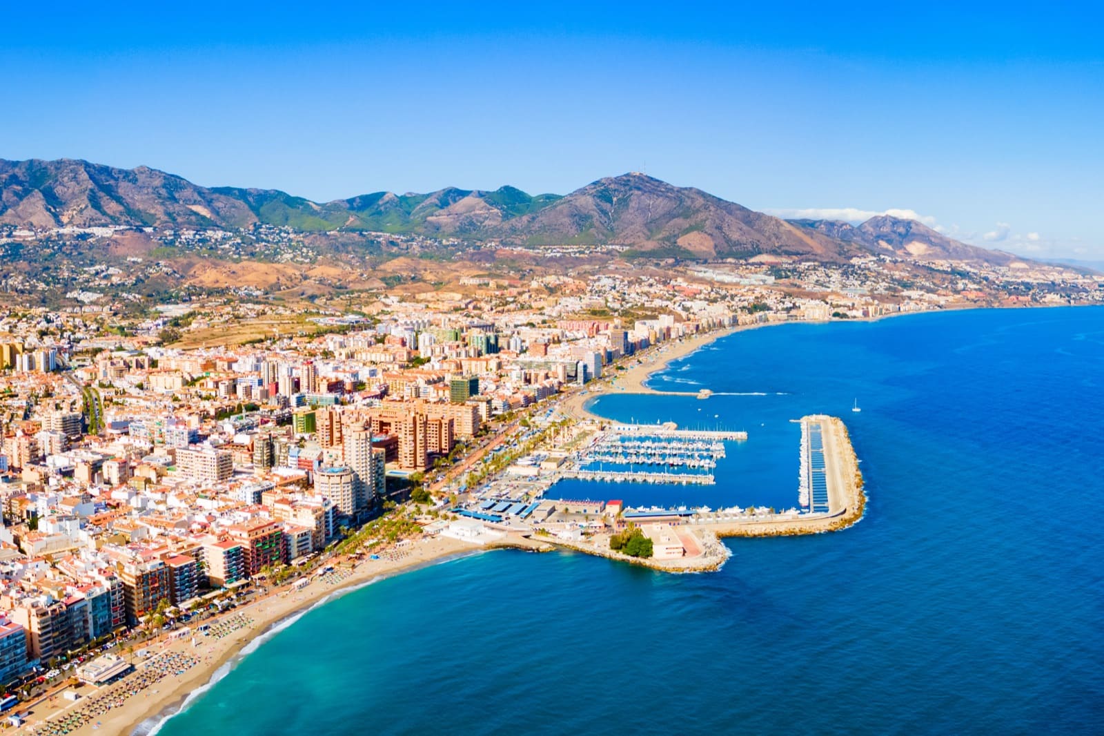 Kystlinjen på Costa del Sol med hvite hus i skråningen ned mot havet