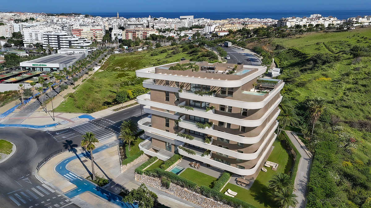 The building from the air, with its rooftop pool and Estepona’s rooftops and the sea behind it. Looa Estepona, Calle Francia, Estepona.