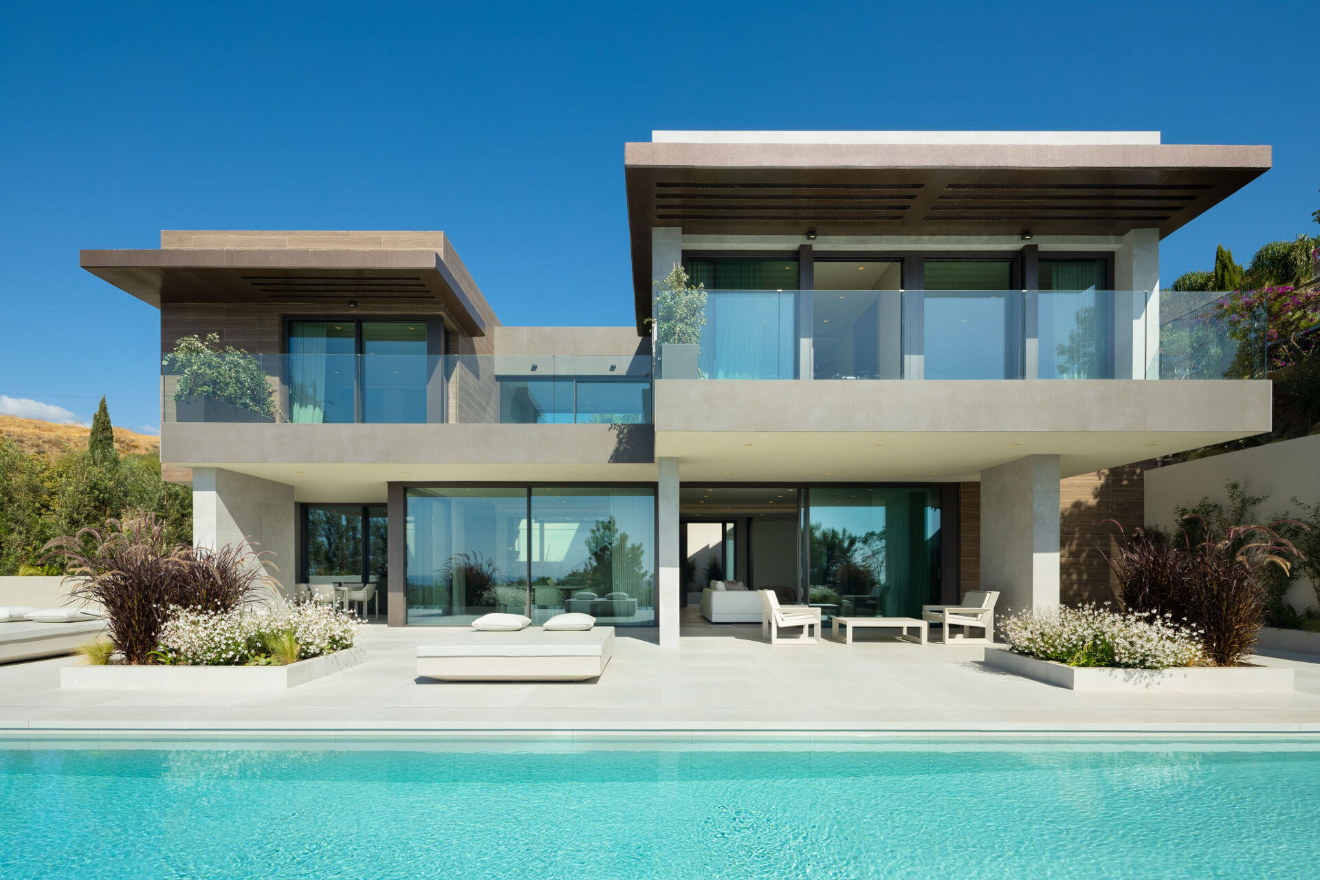 A newly built villa with an infinity pool and terraces in Benahavís